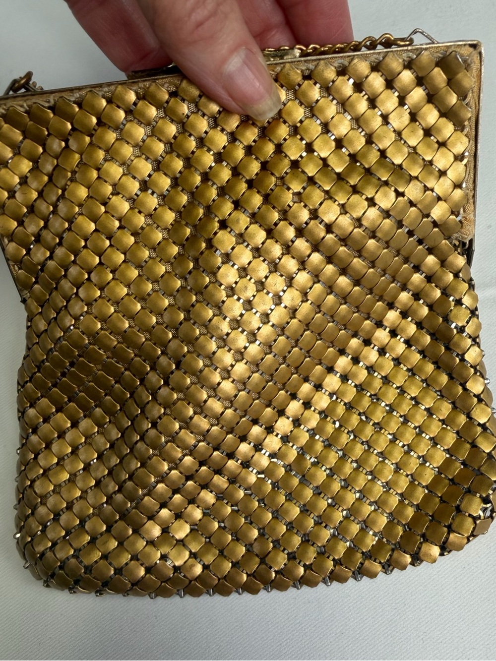 Vintage Beauty - Gold Chainmail Tiny and Elegant Evening Bag - excellent vintage - Picture 3 of 16